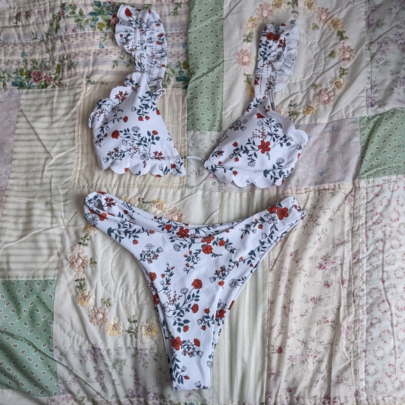 Zaful floral ruffle bikini - Picture 1 of 5
